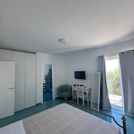 Paola Guest house *